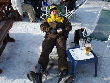 Hendrik Boon op wintersport onder het genot van een biertje